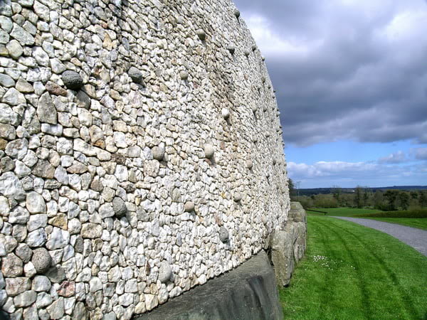 newgrange_wall