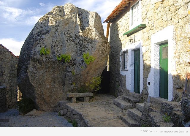 дома между камнями