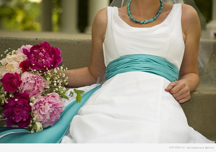 голубое на свадебном платье
