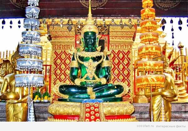 статуя Изумрудный Будда