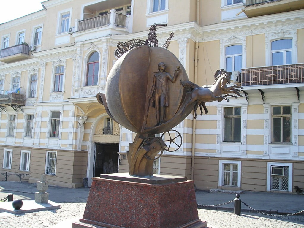Памятник апельсину в Одессе
