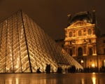 пирамида Большого Лувра ночью